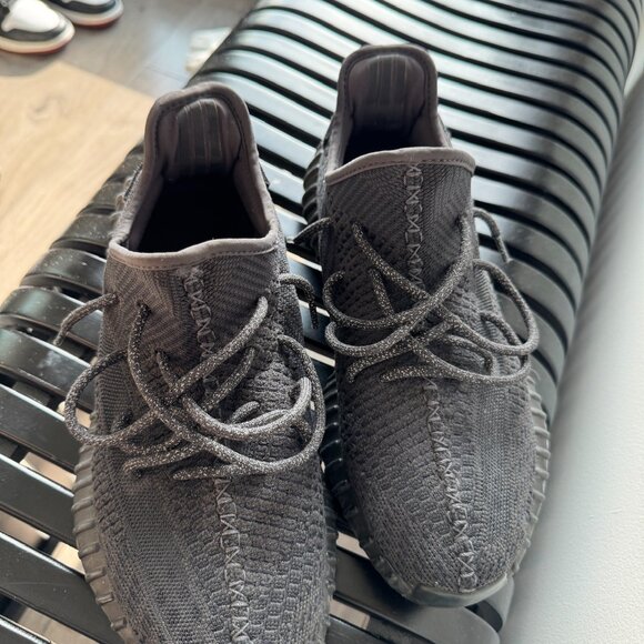 adidas Yeezy Boost 350 V2 - Picture 2 of 3
